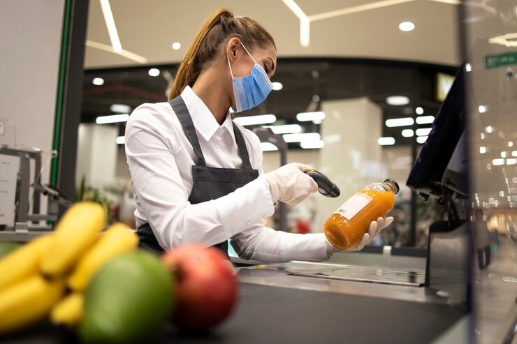 Caixa de supermercado lendo um produto